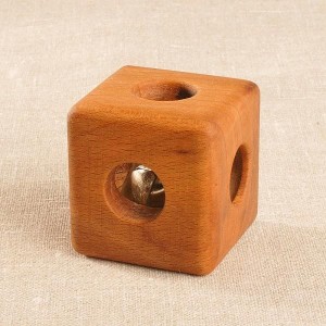 Кубик с бубенцом буковый